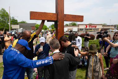 Grupo reza em memorial por vítimas do ataque em Buffalo, Nova York, em 21 de maio de 2022. Foto: Joshua Bessex/AP