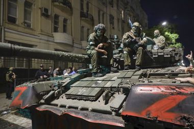Membros do grupo Wagner sentam-se em cima de um tanque em uma rua em Rostov-on-Don, Rússia, sábado, 24 de junho de 2023, antes de deixar uma área na sede do Distrito Militar do Sul. (AP Photo)