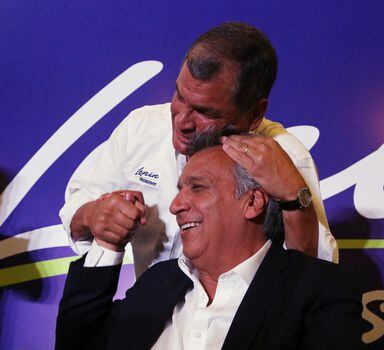 Rafael Correa abraça seu candidatoLenin Moreno