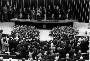 Fernando Collor de Mello (em pé ao centro) discursa no Plenário do Senado durante a cerimônia de posse em 1990; ex-governador de Alagoas venceu Lula na eleição de 1989