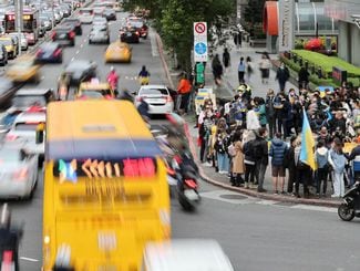 Pessoas realizam protesto contra a invação da Rússia à Ucrânia, em Taipei, em Taiwan;Na noite de quinta-feira, 24, funcionários do alto escalão do governo dos Estados Unidos afirmaram que acreditam que Kiev poderia cair rapidamente com o avanço das forças russas