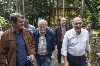 O vice-Presidente da Republica Geraldo Alckmin ao lado do coordenador do MST João Pedro Stédile (centro) participam da IV Feira da Reforma Agrária no Parque da Água Branca, em São Paulo