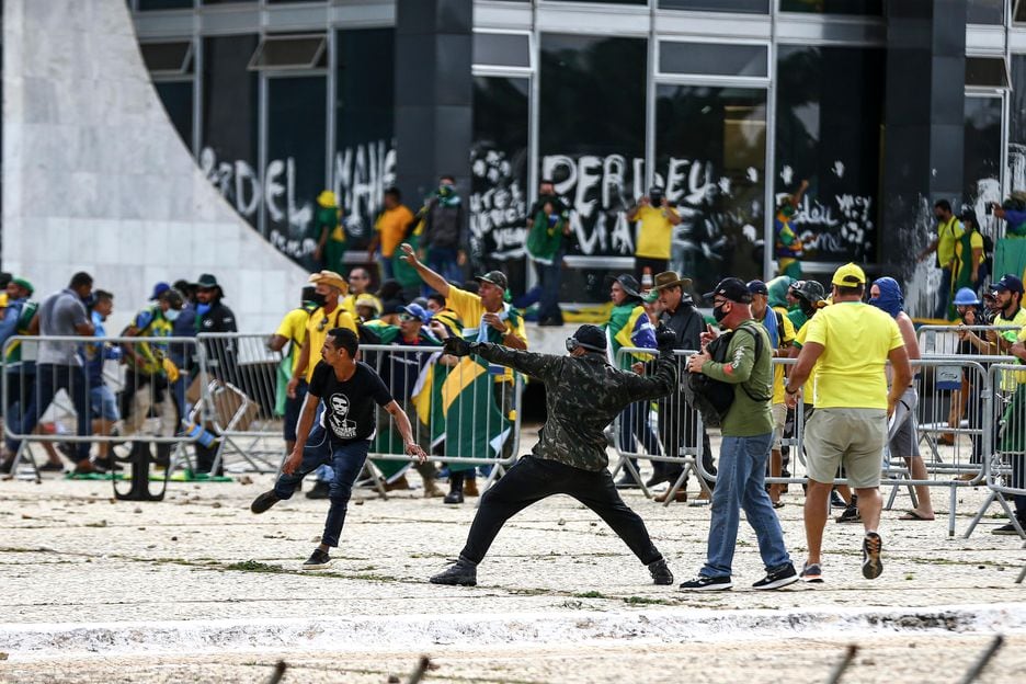 Radicais bolsonaristas depredam sede do Palácio do Planalto em Brasília 