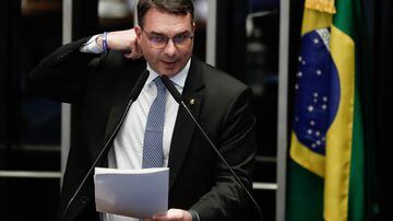 FLAVIO BRASÍLIA DF 08.11.2023 FLÁVIO BOLSONARO/REFORMA TRIBUTÁRIA/VOTAÇÃO SENADO  POLÍTICA OE - Sessão deliberativa Ordinária de votação da Reforma Tributária realizada nesta  quarta-feira (08) no plenário do Senado  Federal em Brasília. O Senado aprovou a reforma em dois turnos,  53 senadores foram favoráveis e 24 contrários. Na foto, o senador Flávio Bolsonaro (PL-RJ).   FOTO:WILTON JUNIOR/ESTADÃO. Foto:  Wilton Junior