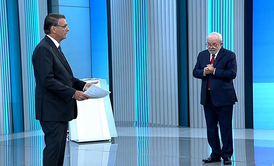 O ex-presidente e candidato a eleição pelo PT, Luiz Inácio Lula da Silva, e o presidente Jair Bolsonaro, durante debate da Rede Globo nesta sexta-feira, 28, nos Estúdios Globo.