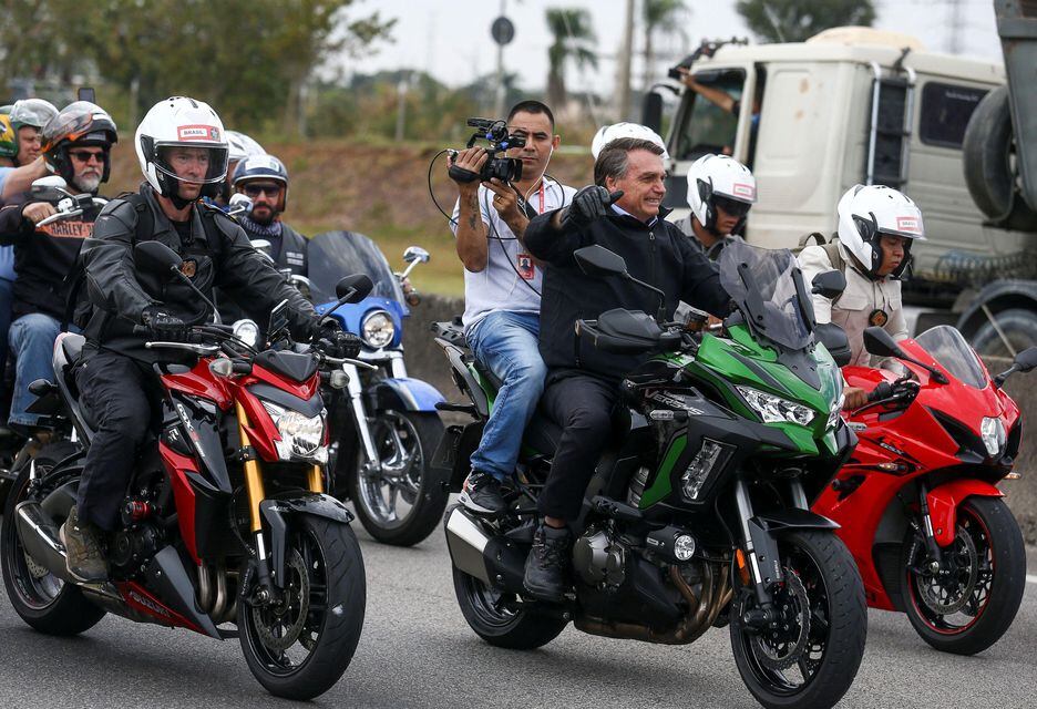 Sem capacete, Bolsonaro participou de motociata em São José dos Campos