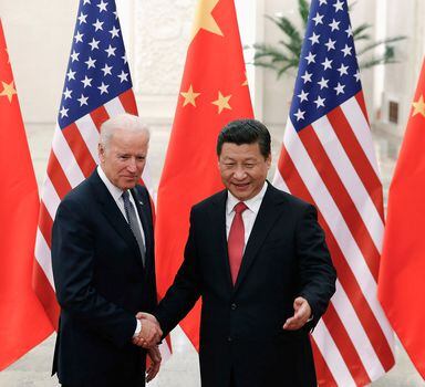 O atual presidente dos Estados Unidos, Joe Biden, e o presidente da China, Xi Jinping, em encontro em 2013, em Pequim; na ocasião, Biden era vice-presidente dos EUA