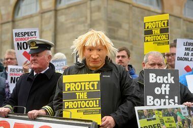 Manifestantes anti-Brexit protestam contra Boris Johnson em Belfast. Foto: Mark Malow/ EFE