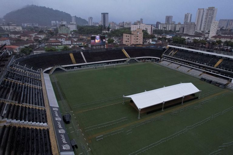 A Vila Belmiro já está sendo preparada para receber o velório do Rei do Futebol.