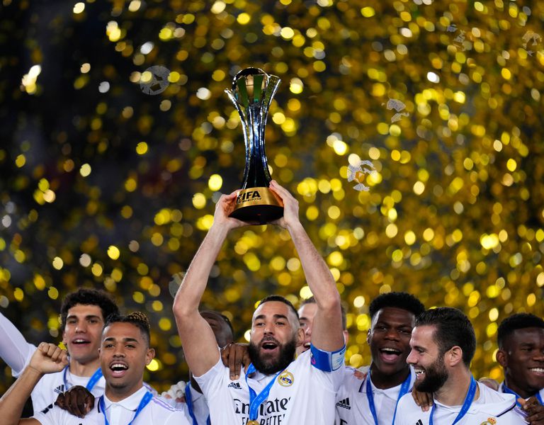 El francés Karim Benzema, dle Real Madrid, levanta la copa del Mundial de Clubes, tras la victoria sobre el Al Hilal de ARabia Saudí, el sábado 11 de febrero de 2023 en Rabat (AP foto/Manu Fernández). Foto: Manu Fernández/AP
