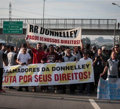 Funcionários da RR Donnelley protestam pelo pagamento de dívidas trabalhistas