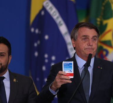 Jair Bolsonaro mostra caixa de cloroquina em pronunciamento.