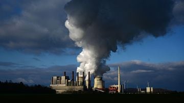 TOPSHOT - This picture taken on November 28, 2023 shows the lignite-fired power station operated by German energy giant RWE in Neurath, western Germany. The 28th UN Climate Change Conference (COP 28) will take place in Dubai from November 30 to December 12. At the 2015 climate conference in Paris, the international community agreed on the 1.5-degree target in order to avert a climate catastrophe. (Photo by INA FASSBENDER / AFP). Foto: Ina Fassbender/AFP