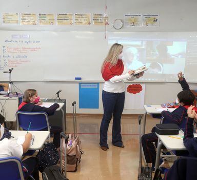 Professora ministra aula a estudantes em escola da cidade de São Paulo. Pesquisa mostrou que atividade escolar não impactou em registros da pandemia no Estado