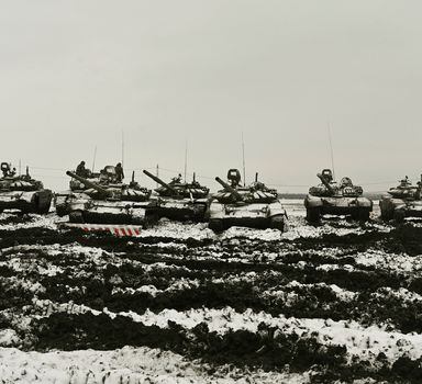 Tanques russos na fronteira com a Ucrânia; mobilização de 100 mil homens