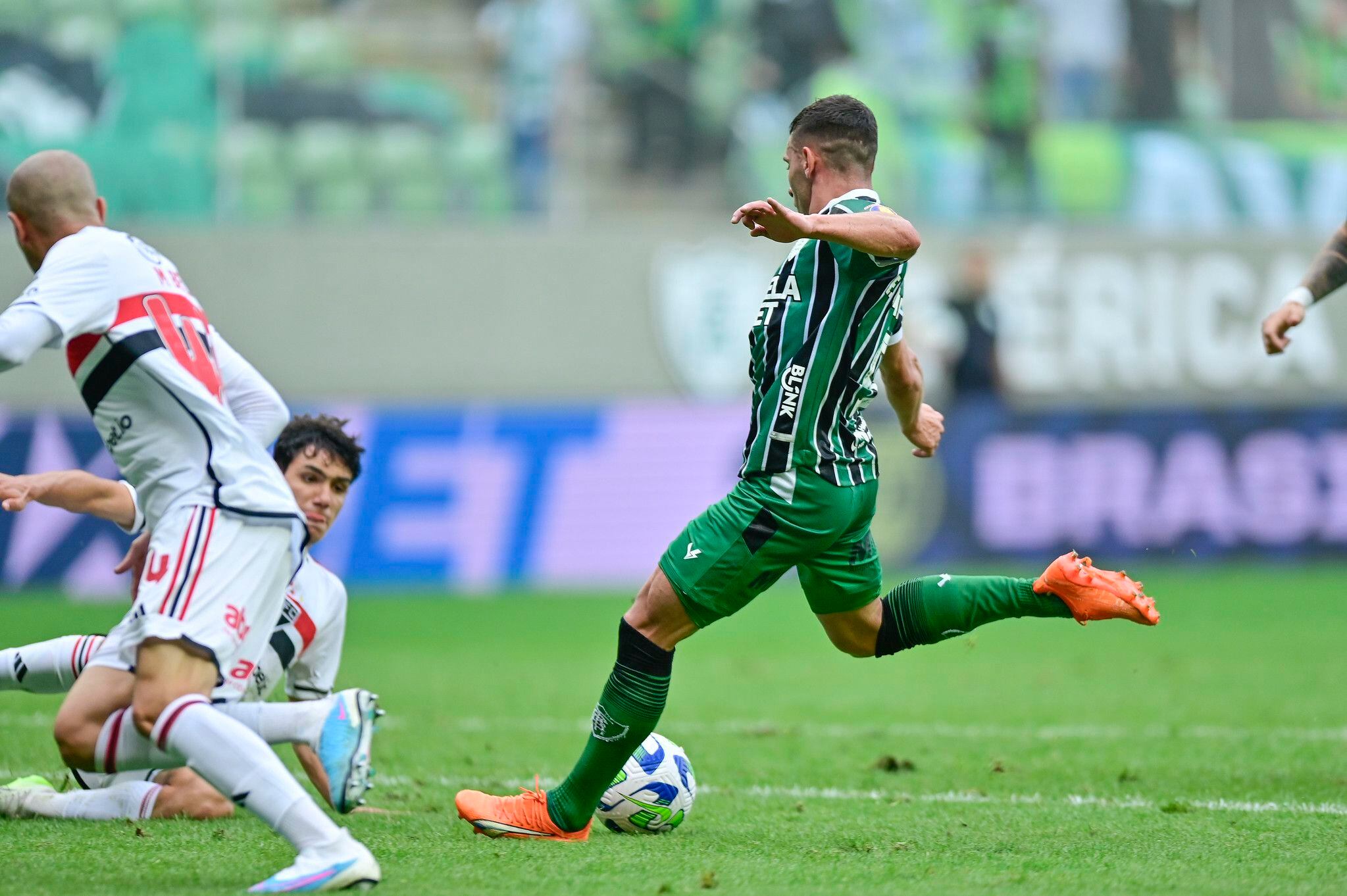 São Paulo volta a jogar mal e, com um a mais, perde para América-MG