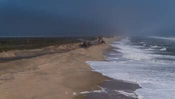 Uma amostra das mudanças climáticas: Casas de praia em estão sendo engolidas pelo mar