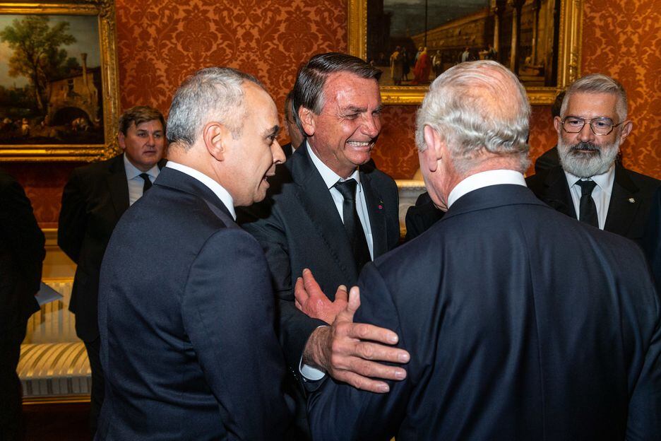 Presidente Jair Bolsonaro cumprimenta o rei Charles III durante o velório da rainha Elizabeth II