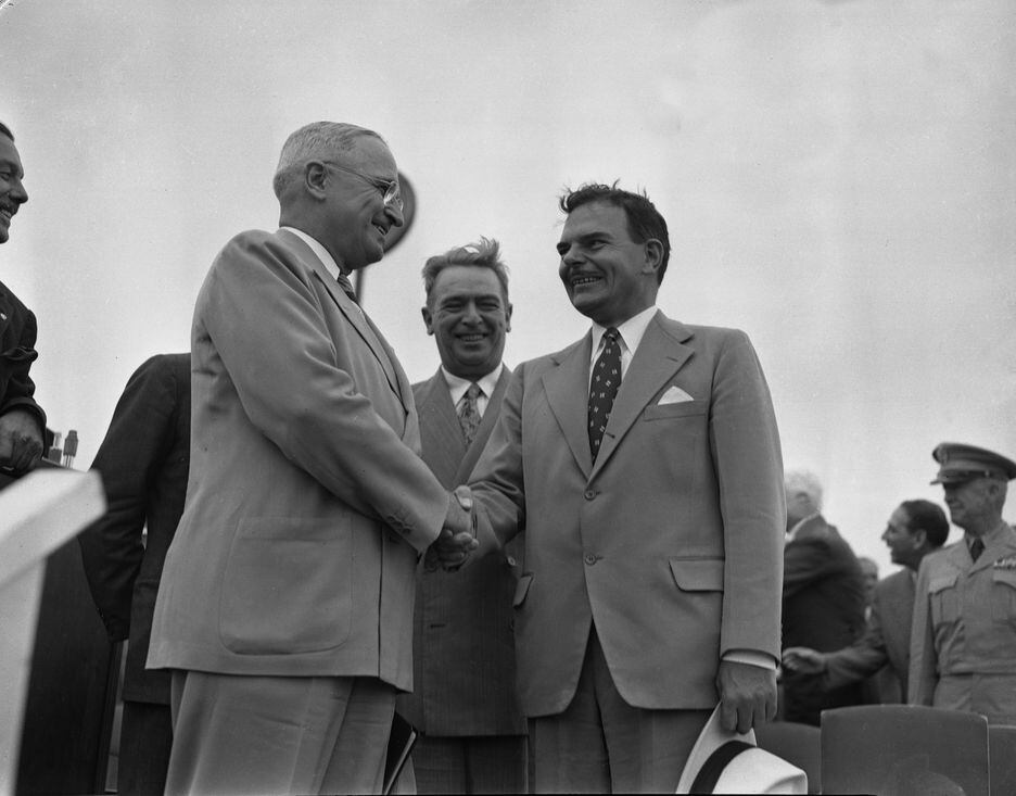 Harry Truman cumprimenta seu concorrente à Casa Branca, Thomas Dewey
