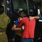 This handout picture released by the Israeli army shows former French-Israeli hostage, 12-year-old Eitan Yahalomi (C), reunited with his mother following his release by Hamas from the Gaza Strip, in Tel Aviv early on November 28, 2023. The Israeli military said on November 27, 2023 that 11 hostages released in the Gaza Strip were back on Israeli territory. (Photo by Israeli Army / AFP) / == NO ARCHIVES  - RESTRICTED TO EDITORIAL USE - MANDATORY CREDIT "AFP PHOTO / Handout / Israeli Army' - NO MARKETING NO ADVERTISING CAMPAIGNS - DISTRIBUTED AS A SERVICE TO CLIENTS ==. Foto: Exército de Israel via AFP
