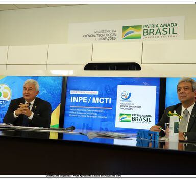 O ministro de Ciência e Tecnologia, Marcos Pontes (esq.), e o diretor interino do Inpe, Darcton Damião