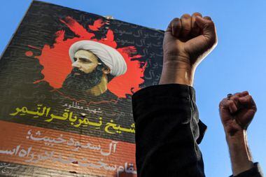Na foto de arquivo, manifestantes iranianos diante de um retrato do proeminente clérigo muçulmano xiita Nimr al-Nimr durante uma manifestação, em Teerã, contra sua execução pelas autoridades sauditas 