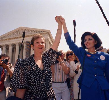 Em imagem de 26 de abril de 1989, Norma McCorvey (E), que ficou conhecida como Jane Roe, deixa a Suprema Corte com sua advogada, Gloria Allred