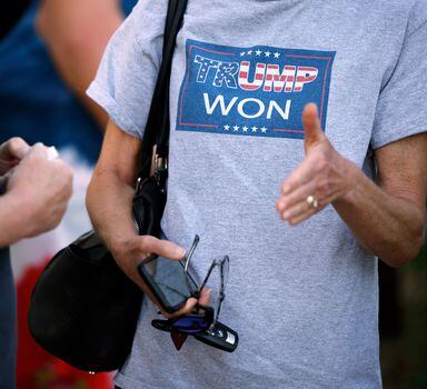 Apoiadora de Trump com camiseta que alega falsamente que as eleições de 2020 foram vencidas por ele. Foto: Jonathan Drake/Reuters