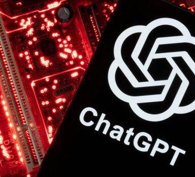Telefone com o logo do ChatGPT