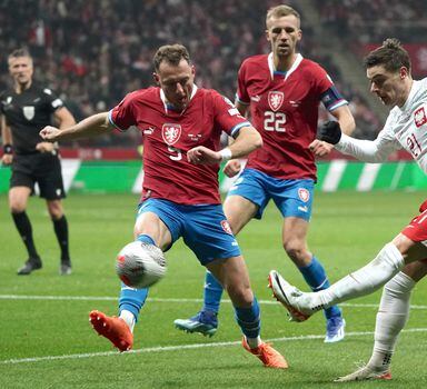 Poland's midfielder #21 Nicola Zalewski shoots past Czech Republic's defender #05 Vladimir Coufal (L) during the UEFA Euro 2024 Group E qualification football match between Poland and Czech Republic in Warsaw on November 17, 2023. (Photo by JANEK SKARZYNSKI / AFP)