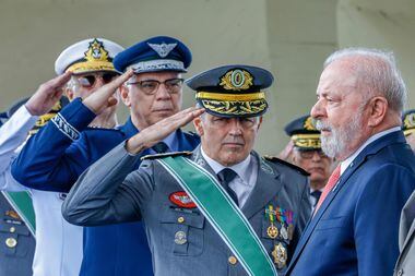 Ausência de G. Dias ao lado de Lula, na solenidade no Quartel-General do Exército, foi notada e comentada entre os oficiais.