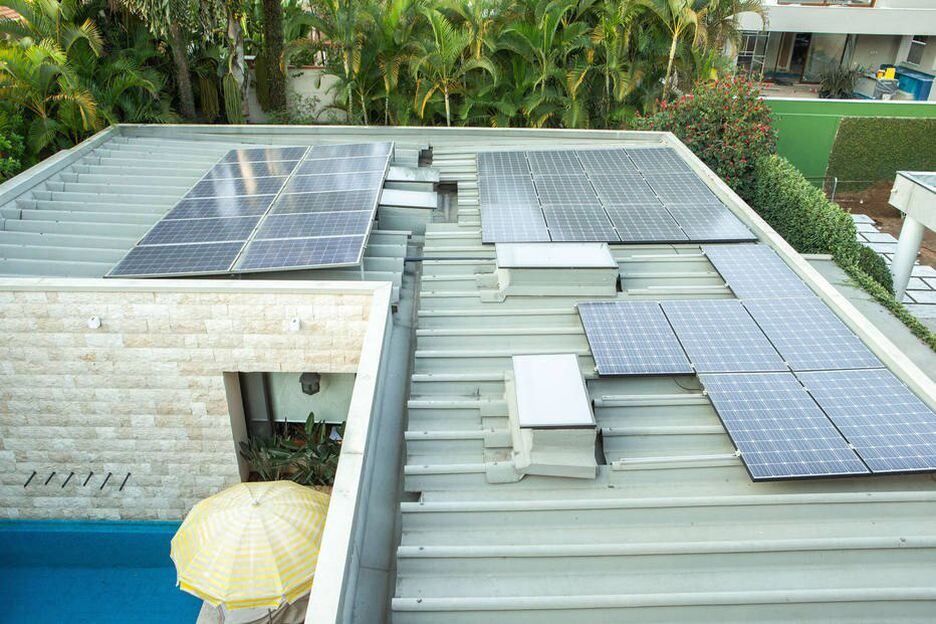 Painéis de energia solar em residência; adotar um sistema fotovoltaico pode ser muito vantajoso