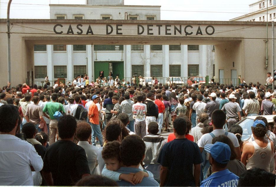 Multidão de parentes e curiosos lota a entrada da Casa de Detenção de São Paulo, em 1992, em espera apreensiva pelo final do confronto entre detentos e policiais. 