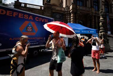 Governo distribui garrafas de água para combater a onda de calor em São Paulo.