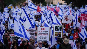Israelis protest against Prime Minister Benjamin Netanyahu's judicial overhaul plan outside the parliament in Jerusalem, Monday, March 27, 2023. (AP Photo/Ariel Schalit). Foto: Ariel Schalit / AP
