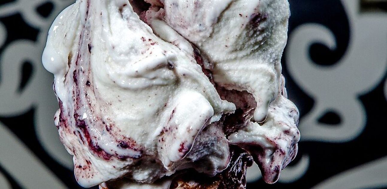Sorvete de iogurte feito com kefir e misturado a jabuticaba, da Gelato Boutique. Foto: Caio Ferrari|Divulgação