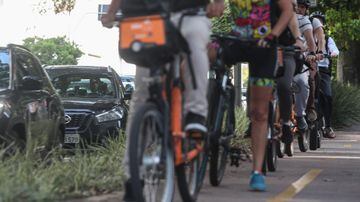 Fluxo de bicicletas é alto na ciclovia da Avenida Brigadeiro Faria Lima, um dos principais polos empresariais da cidade, na região de Pinheiros e Itaim Bibi. Foto: Werther Santana/Estadão