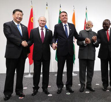Da esquerda para a direita: Xi Jinping, presidente da China;Vladimir Putin, presidente da Rússia; Jair Bolsonaro, presidente do Brasil; Narendra Modi, primeiro-ministro da Índia;e Cyril Ramaphosa, presidente daÁfrica do Sul