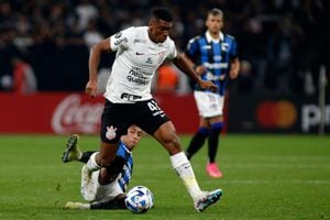 Liverpool's midfielder Fabricio Diaz (L) and Corinthians' forward Felipe Augusto (R) fight for the ball during the Copa Libertadores group stage second leg football match between Brazil's Corinthians and Uruguay's Liverpool at the Neo Quimica Arena stadium in Sao Paulo, Brazil, on June 28, 2023. (Photo by Miguel Schincariol / AFP)