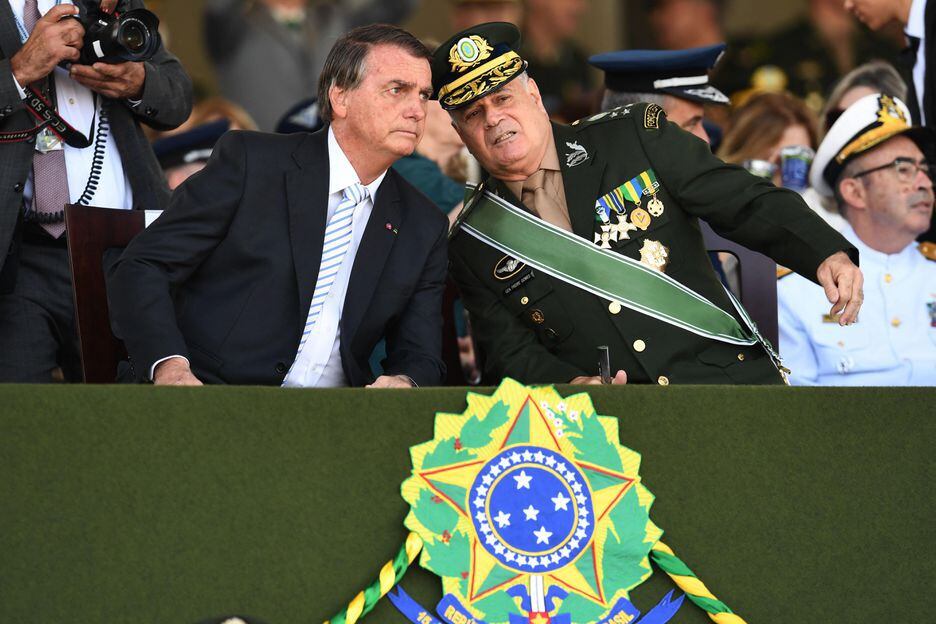 Bolsonaro e o comandante do Exército, general Freire Gomes, em evento militar que comemorou o Dia do Soldado (25/8/2022).