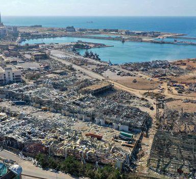 Vista aérea mostra os danos causados aos silos de grãos do porto de Beirute e a área ao redor do portono coração da capital libanesa. Foto: AFP