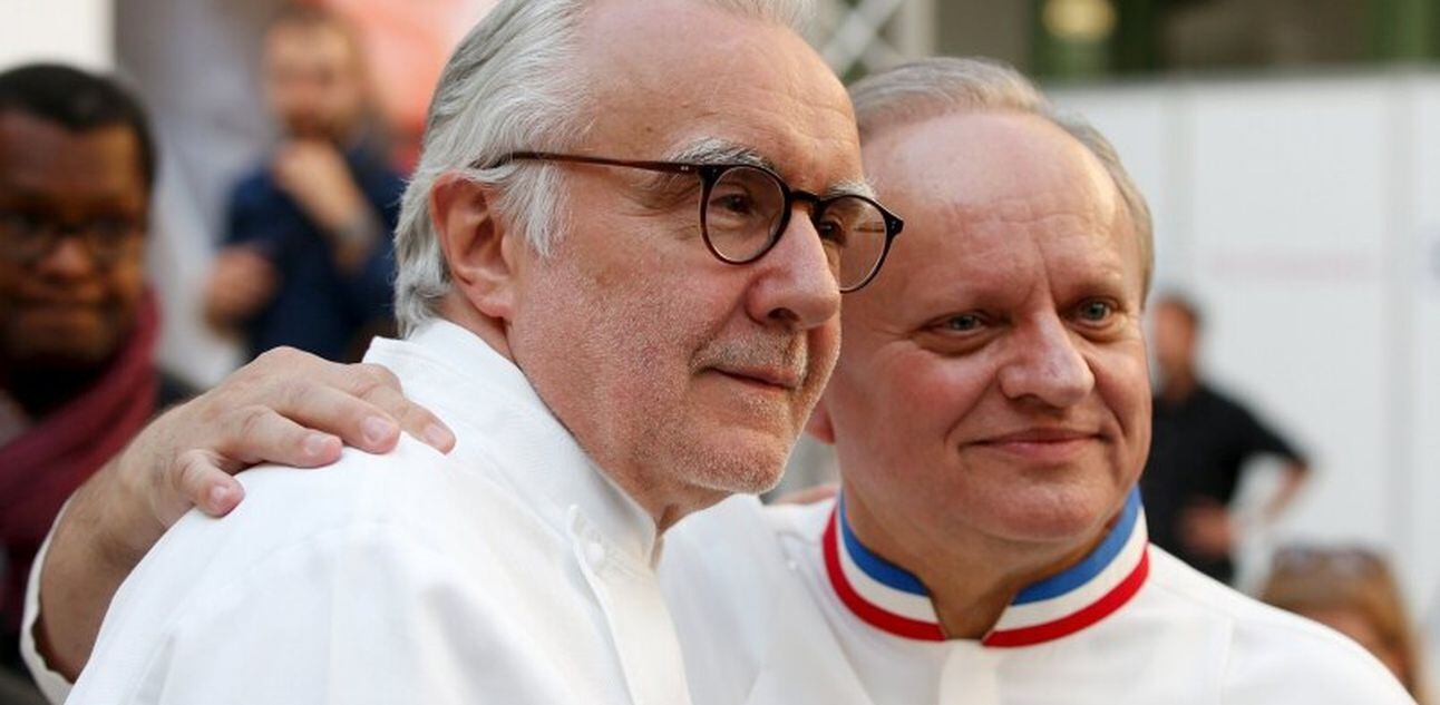 Os franceses Alain Ducasse e Joël Robuchon, que somam 45 estrelas Michelin no mundo. Foto: Charles Platiau|Reuters