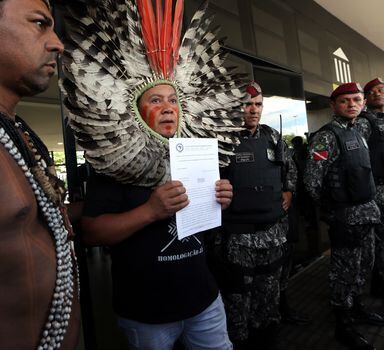 Lideranças indígenas chegam ao CCBB para protocolar documento de reinvidicações ao governo de Bolsonaro, entre elas, que a FUNAI continue sob a tutela do Ministério da Justiça