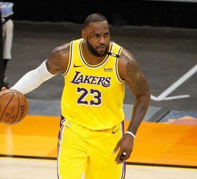 LeBron James segue fora dos Lakers por tempo indeterminado