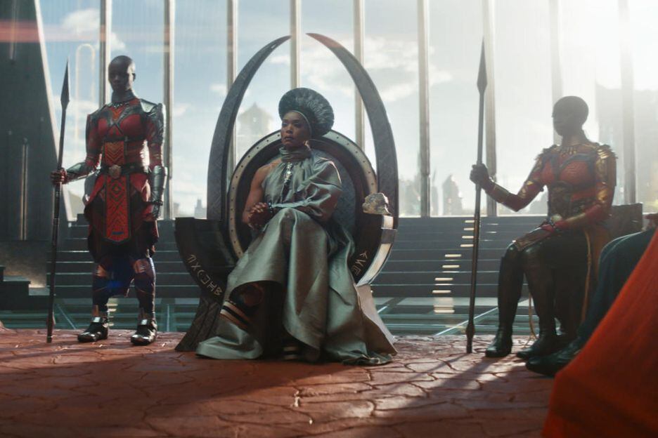 Angela Bassett (ao centro), Florence Kasumba eDanai Gurira, em cena do filme 'Pantera Negra: Wakanda para Sempre'