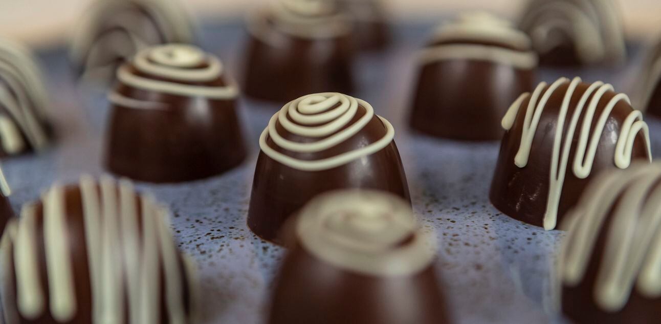 Prato com bombons de chocolate decorados com chocolate branco. Foto: Taba Benedicto | Estadão