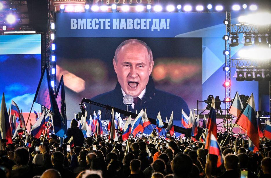 O presidente russo, Vladimir Putin, é visto em uma tela na Praça Vermelha enquanto discursa em comício marcando a anexação de quatro regiões da Ucrânia ocupadas por tropas russas