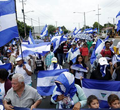 Nicaraguenses protestem no domingo na capital, Manágua, contra o presidente Daniel Ortega