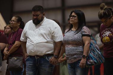 Parentes de vítimas mortas durante o massacre do Texas nesta terça-feira, 24, em Uvalde. Dia foi marcado por luto e homenagem às vítimas