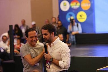 Os ex-governadores João Doria (PSDB-SP) e Eduardo Leite (PSDB-RS) em convenção do partido em 2019.
